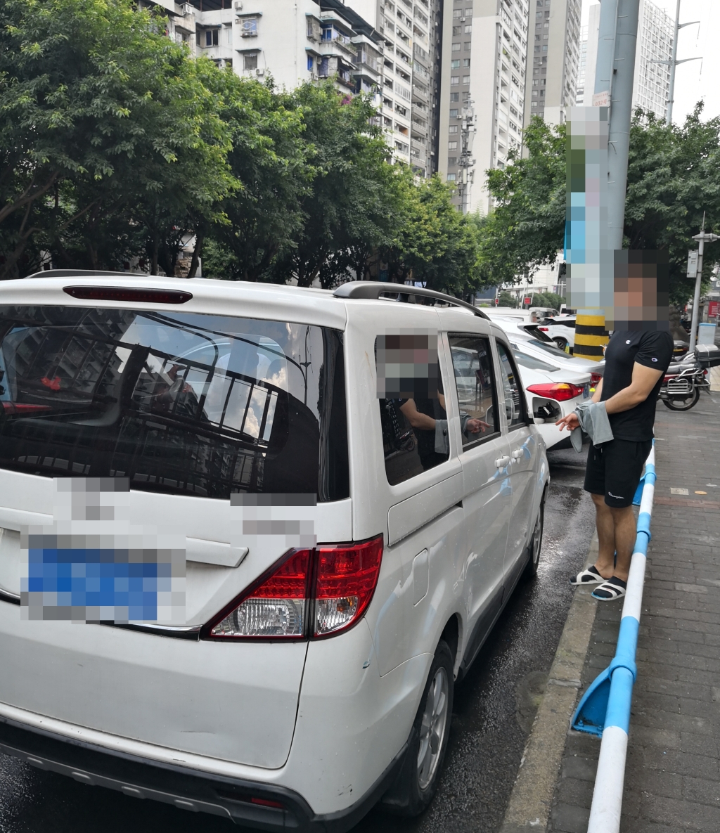 嫌疑人指认被损坏的汽车后视镜。渝北警方供图，华龙网-新重庆客户端发