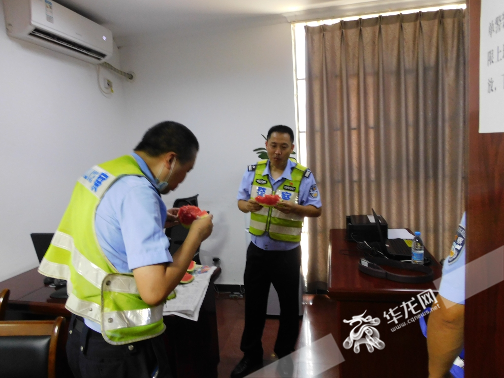 2刘显超（左二）与同事们一起开心的吃西瓜。华龙网-新重庆客户端记者 张勇 摄