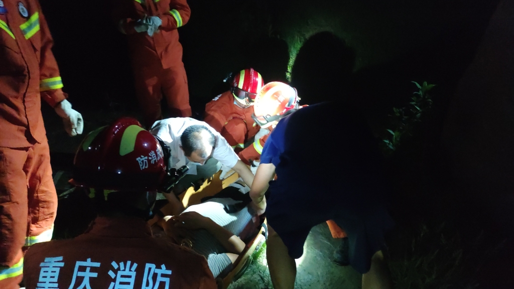 1救援人员合力将伤者抬上担架。万州区消防供图 华龙网-新重庆客户端发