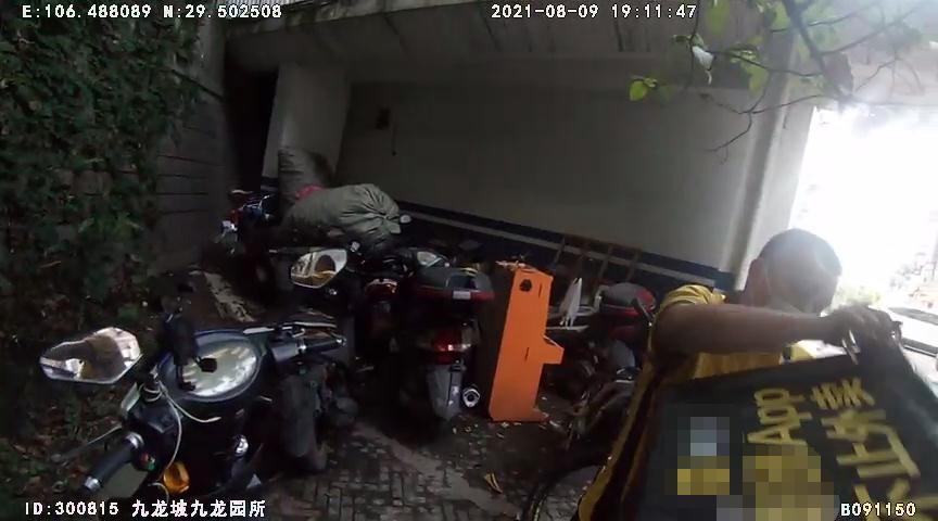 外卖小哥到派出所领回摩托车。九龙坡警方供图 华龙网-新重庆客户端发