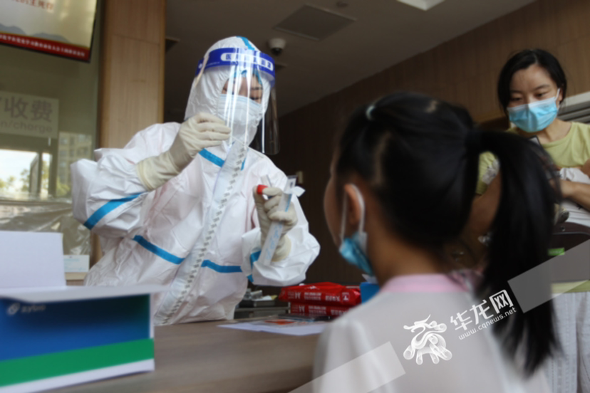 重庆市人民医院专设核酸检测区域为市民服务。华龙网-新重庆客户端记者 罗杰摄