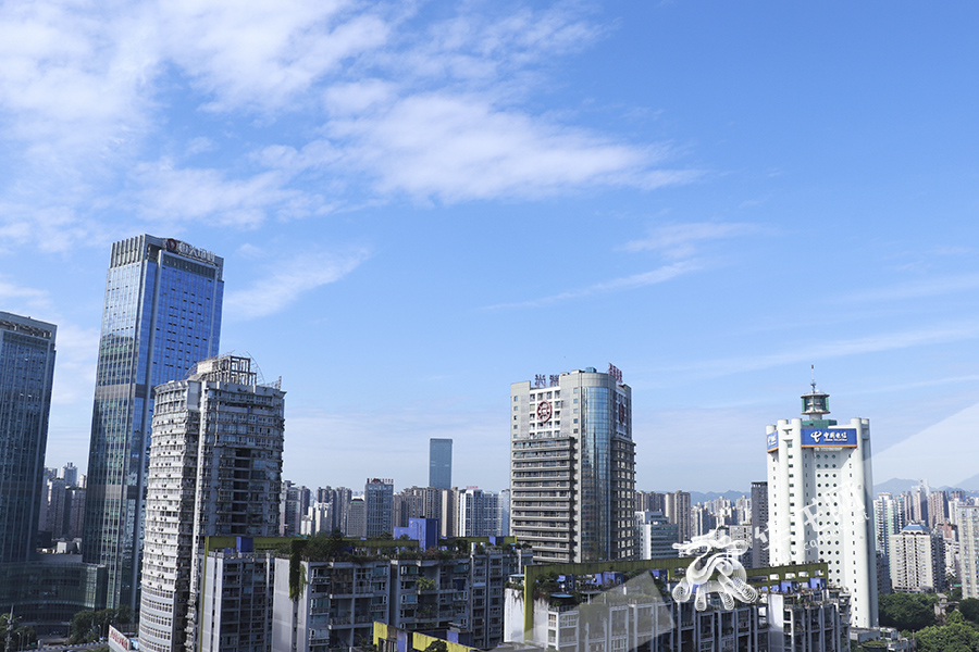 7、8月16日上午，重庆渝北区出现蓝天白云。华龙网-新重庆客户端 葛彧 摄