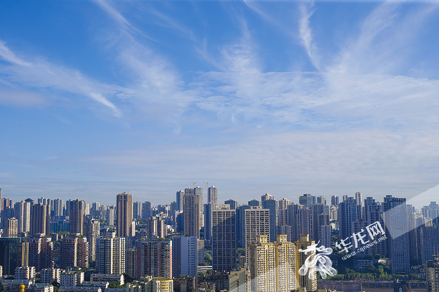 2、蓝天白云下的重庆城区。华龙网-新重庆客户端 首席记者 李文科 摄