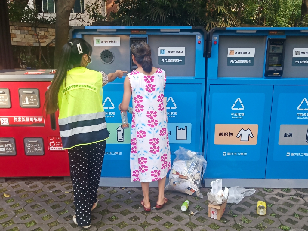 指导居民正确投放垃圾 受访者供图 华龙网-新重庆客户端 发