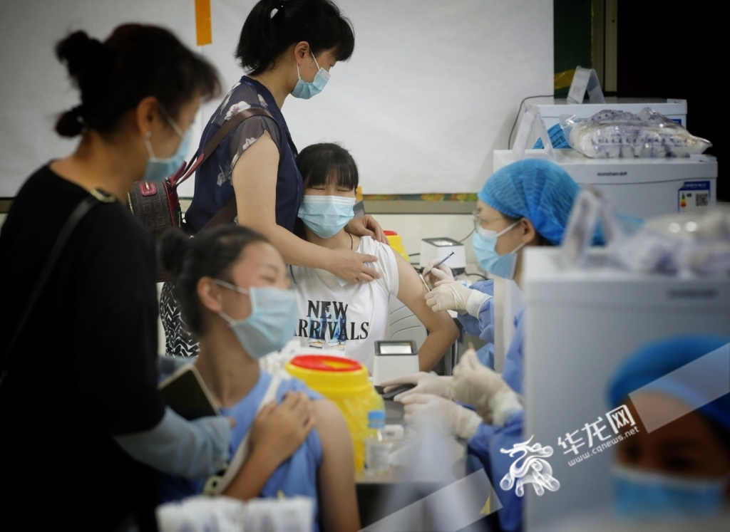 医务人员为学生接种疫苗。华龙网-新重庆客户端记者 张质 摄