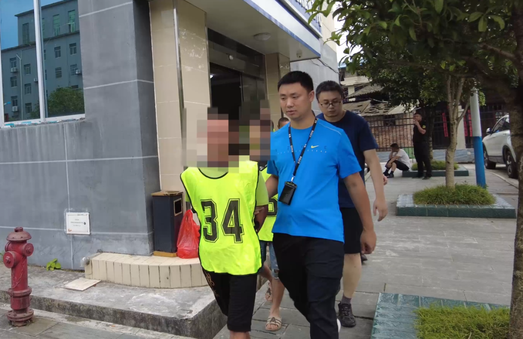 民警抓捕嫌疑人。两江新区警方供图 华龙网-新重庆客户端发