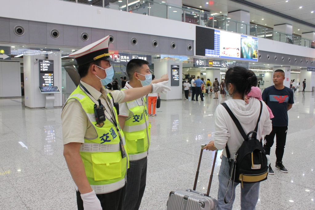 执法队员为乘客出行提供指引服务。重庆交通执法部门供图 华龙网-新重庆客户端发