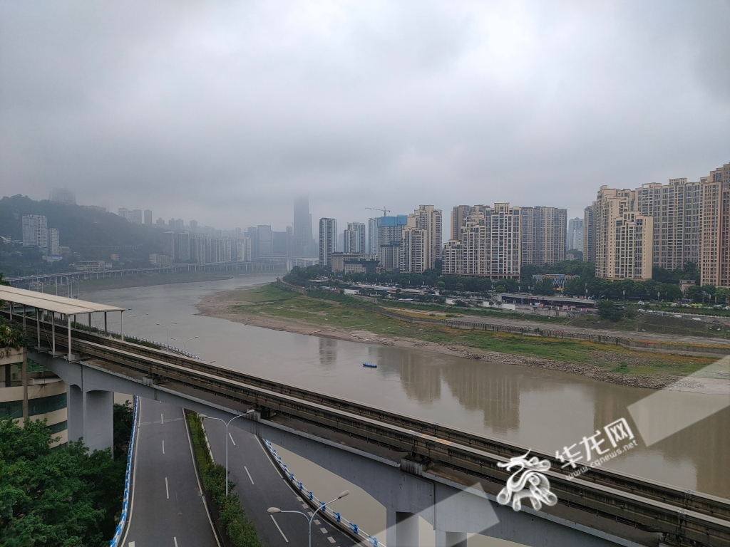 今日重庆细雨绵绵，天空阴沉。华龙网-新重庆客户端 葛彧 摄