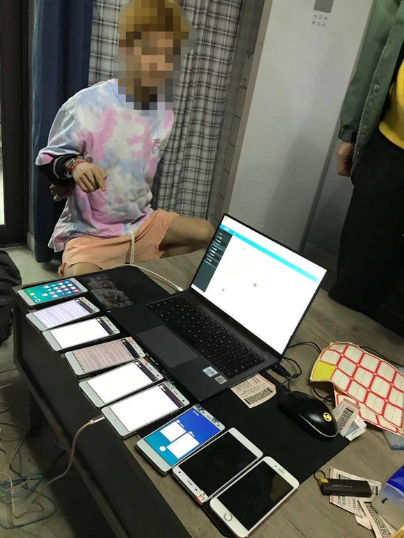 洗钱嫌疑人指认作案工具。九龙坡警方供图 华龙网-新重庆客户端发