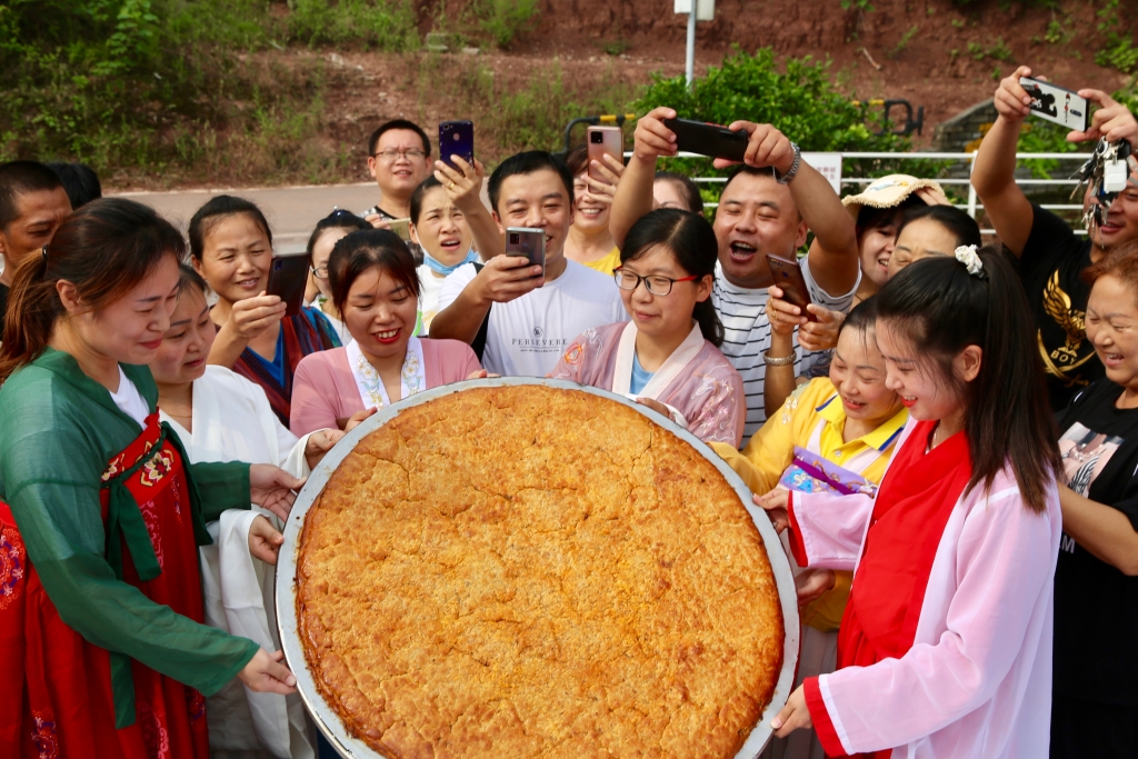 9月2日，红酒小镇景区制作巨型榨菜月饼免费给游客品尝，受到央视关注。景区供图 华龙网-新重庆客户端发