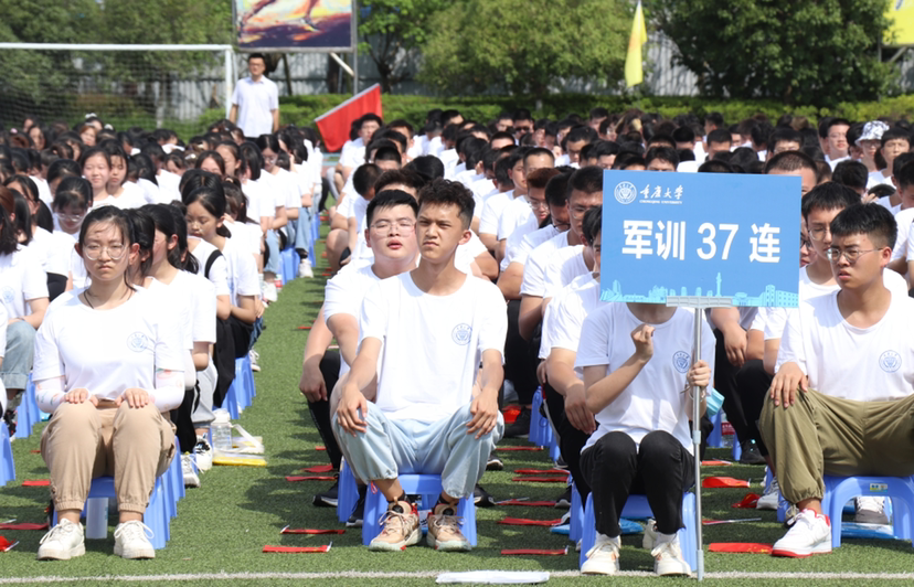 重庆大学2021级新生在阳光下参加开学典礼。华龙网-新重庆客户端 葛彧 摄