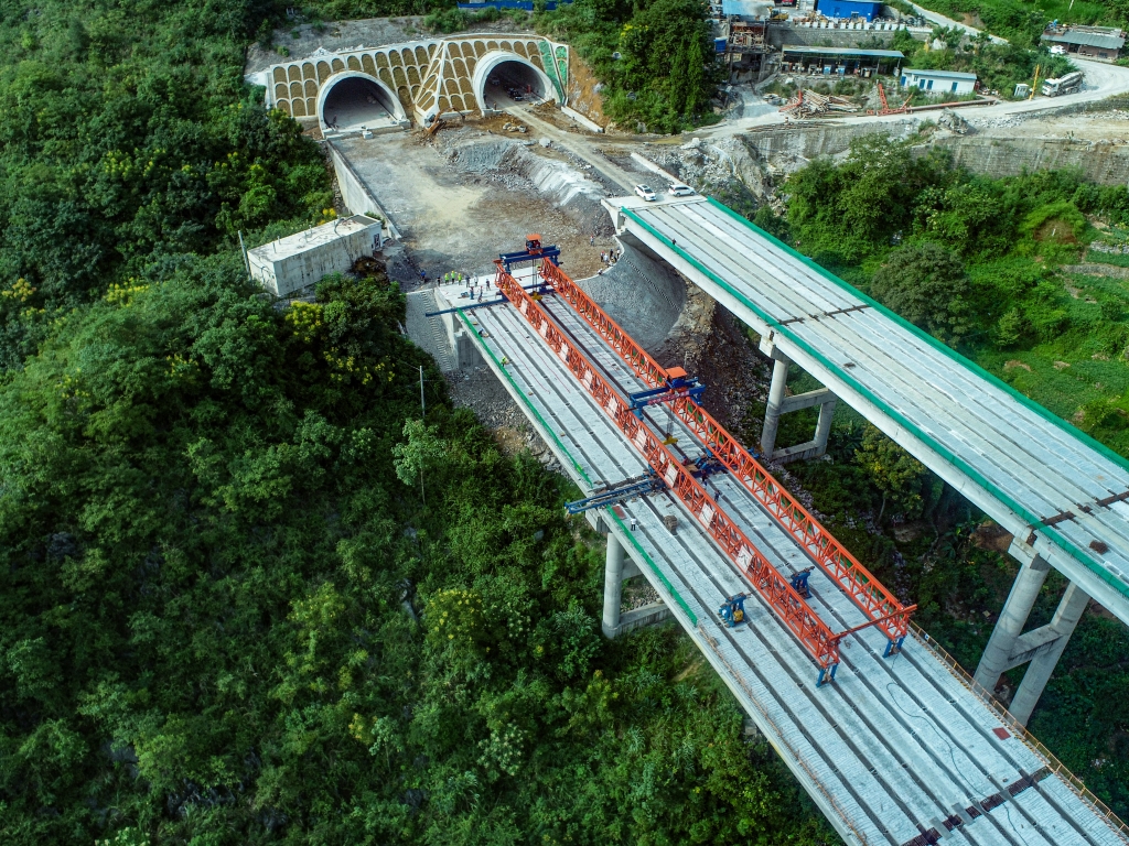 两合江特大桥左幅预制T梁全部完成架设。受访者供图 华龙网-新重庆客户端发