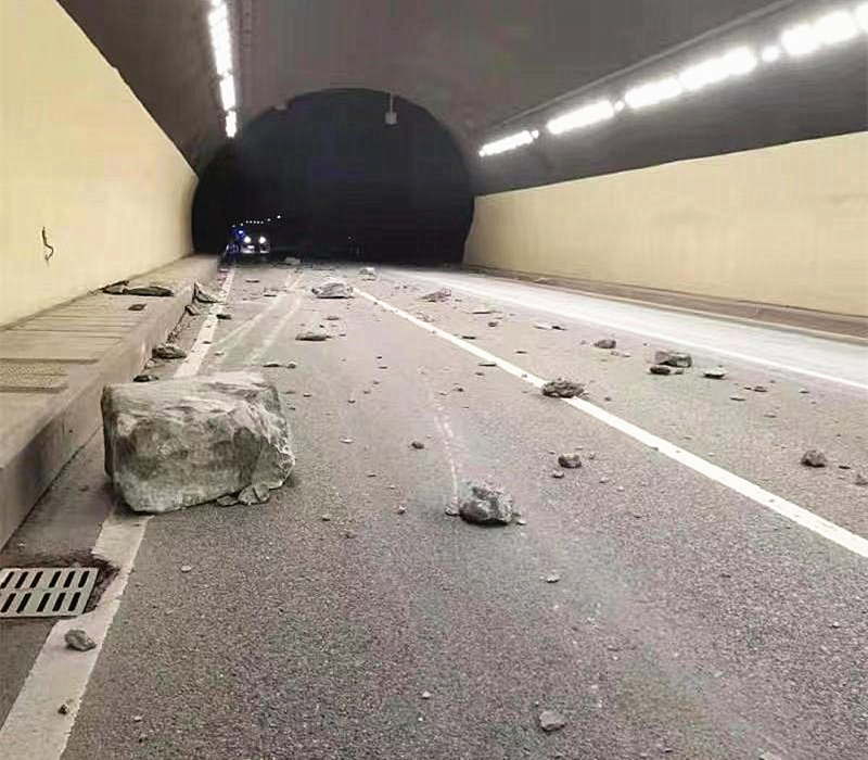 1隧道内的碎石。北碚区警方供图 华龙网-新重庆客户端发