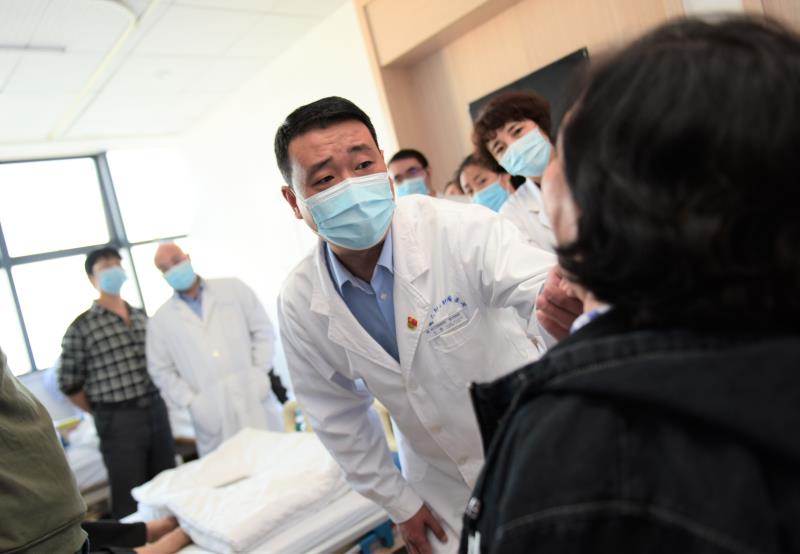 刘耀医生在为患者进行检查。院方供图 华龙网-新重庆客户端 发