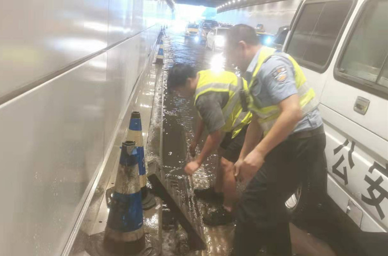 民警疏通下水道。江北警方供图 华龙网-新重庆客户端发 民警疏通下水道。江北警方供图 华龙网-新重庆客户端发