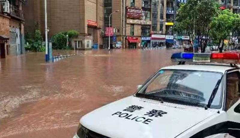 暴雨导致道路积水严重。江北警方供图 华龙网-新重庆客户端发