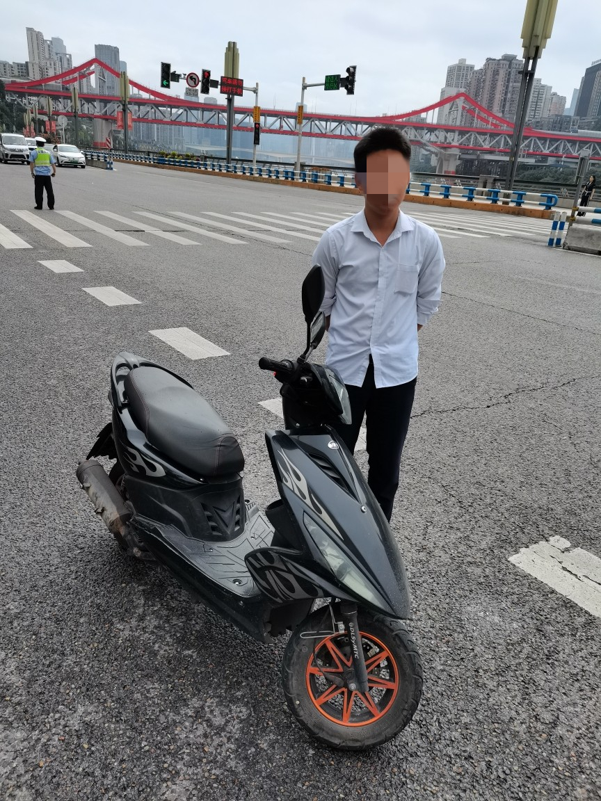套牌摩托车被民警查获。江北警方供图 华龙网-新重庆客户端发