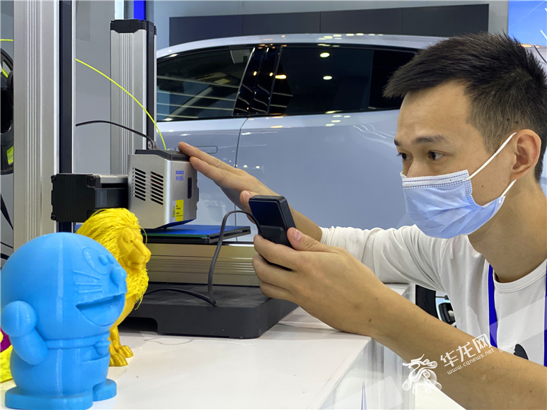 工作人员调试3D打印设备。华龙网-新重庆客户端 刘钊 摄 