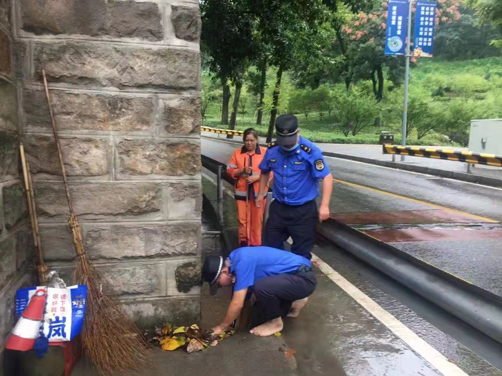 提前对城市易涝点、积水点进行拉网式排查 沙坪坝区城市管理综合行政执法支队供图 华龙网-新重庆客户端 发