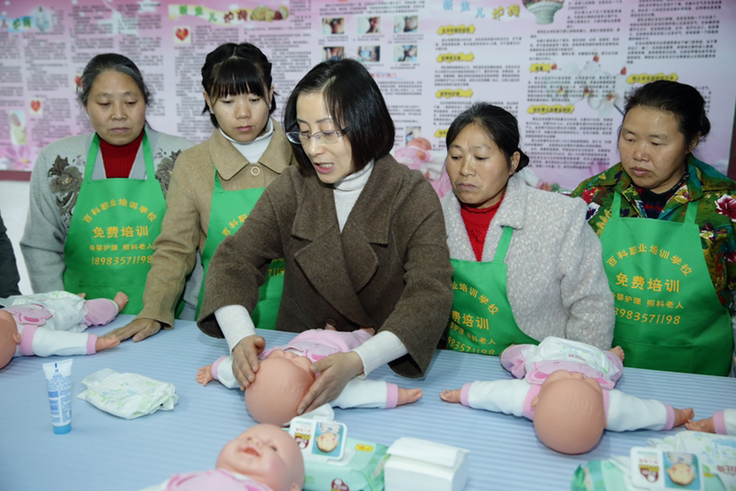 母婴护理培训正在进行中。重庆市人力社保局 供图 华龙网-新重庆客户端 发