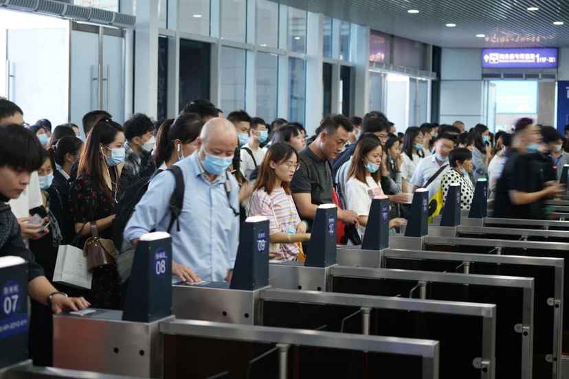 旅客依次检票进站。成都局集团公司供图 华龙网-新重庆客客户端发