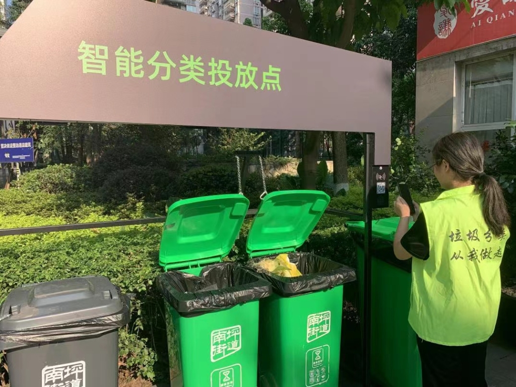 全新自动开盖高级垃圾桶 受访者供图  华龙网-新重庆客户端 发
