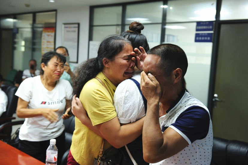 尹女士与失散20年的女儿小菊(化名)紧紧地抱在一起。警方供图 华龙网-新重庆客户端发