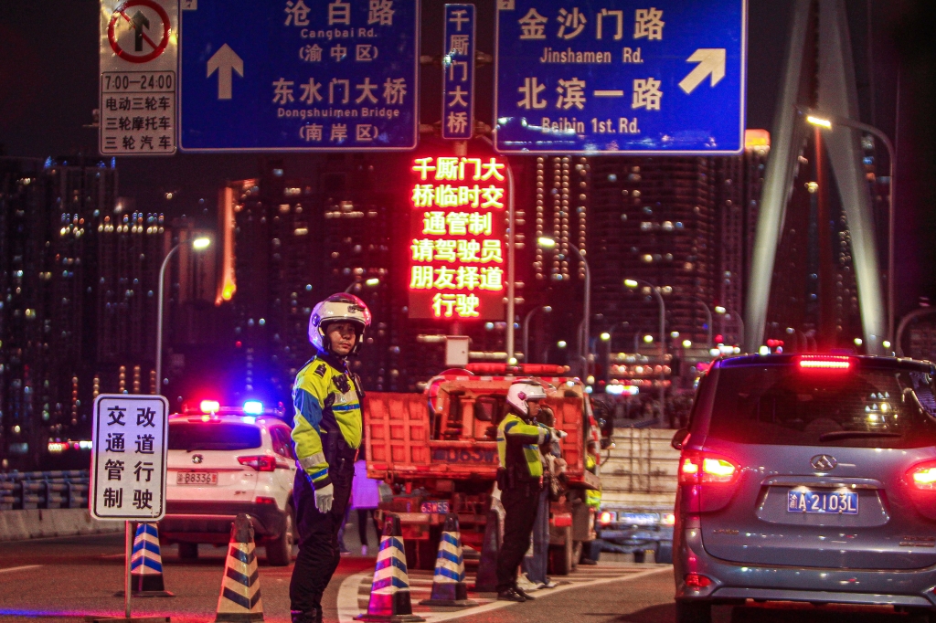 民警维护交通秩序。江北警方供图 华龙网-新重庆客户端发