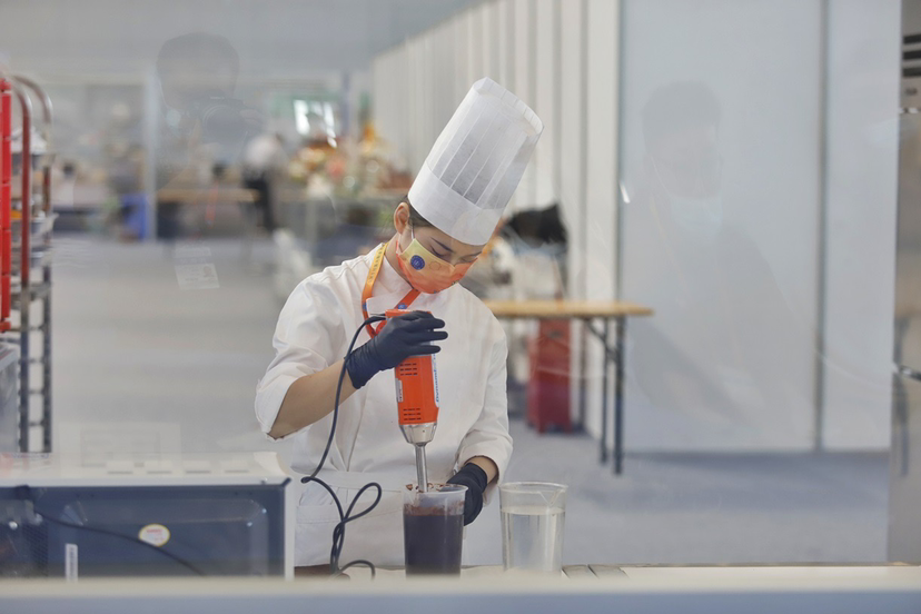 西式面点师项目选手吴艳洁在制作西点。重庆市人力社保局 供图 华龙网-新重庆客户端 发 西式面点师项目选手吴艳洁在制作西点。重庆市人力社保局 供图 华龙网-新重庆客户端 发