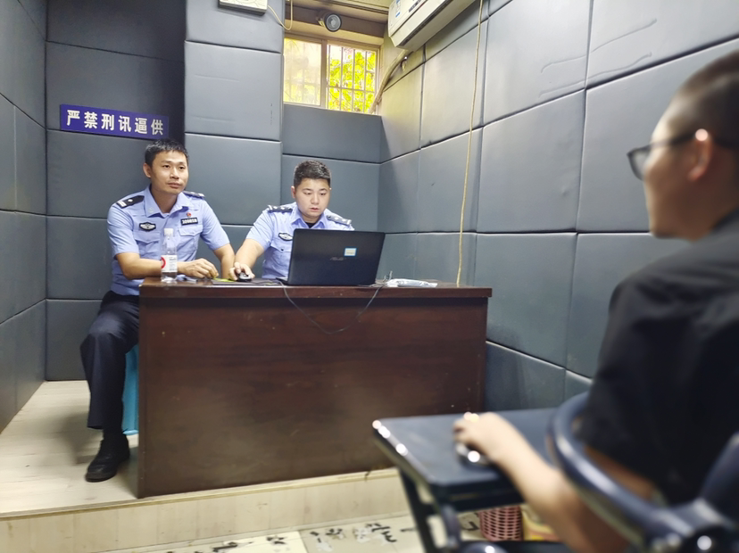 倪振中、谢云坤讯问嫌疑人。九龙坡警方供图 华龙网-新重庆客户端发