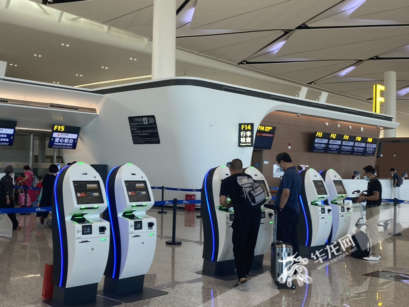 旅客在自助机打印登机牌。华龙网-新重庆客户端记者 邱小雅 摄