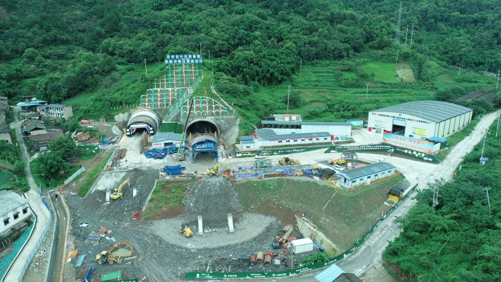 建设中的渝武高速复线中梁山隧道。中交一公局供图 华龙网-新重庆客户端发