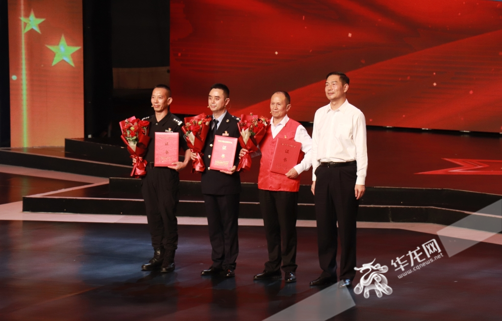 1郑勇（左一）获颁“2021年度重庆市最美退役军人”荣誉证书。华龙网-新重庆客户端 葛彧 摄