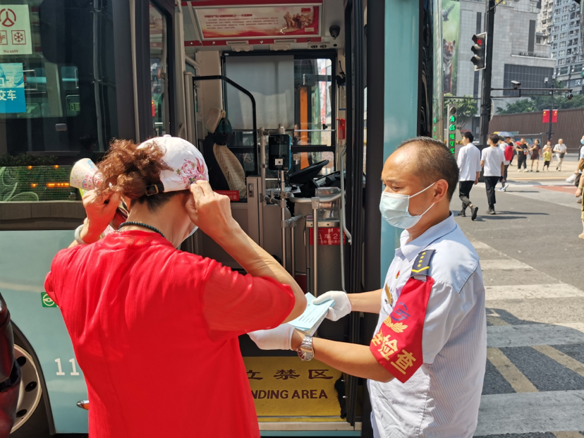 王跃波（右） 南部公交供图  华龙网-新重庆客户端 发