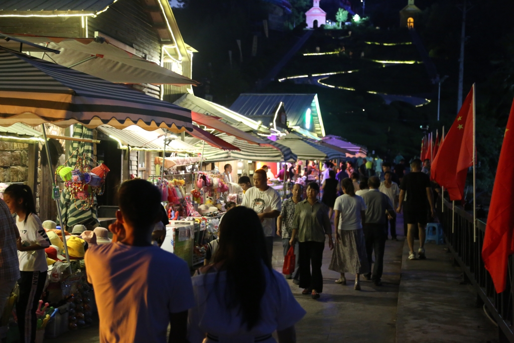 游客品尝各类小吃。景区供图 华龙网-新重庆客户端发