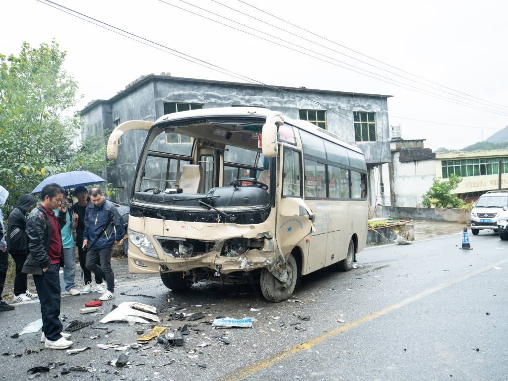 3发生事故的中巴车。酉阳消防供图 华龙网-新重庆客户端 发
