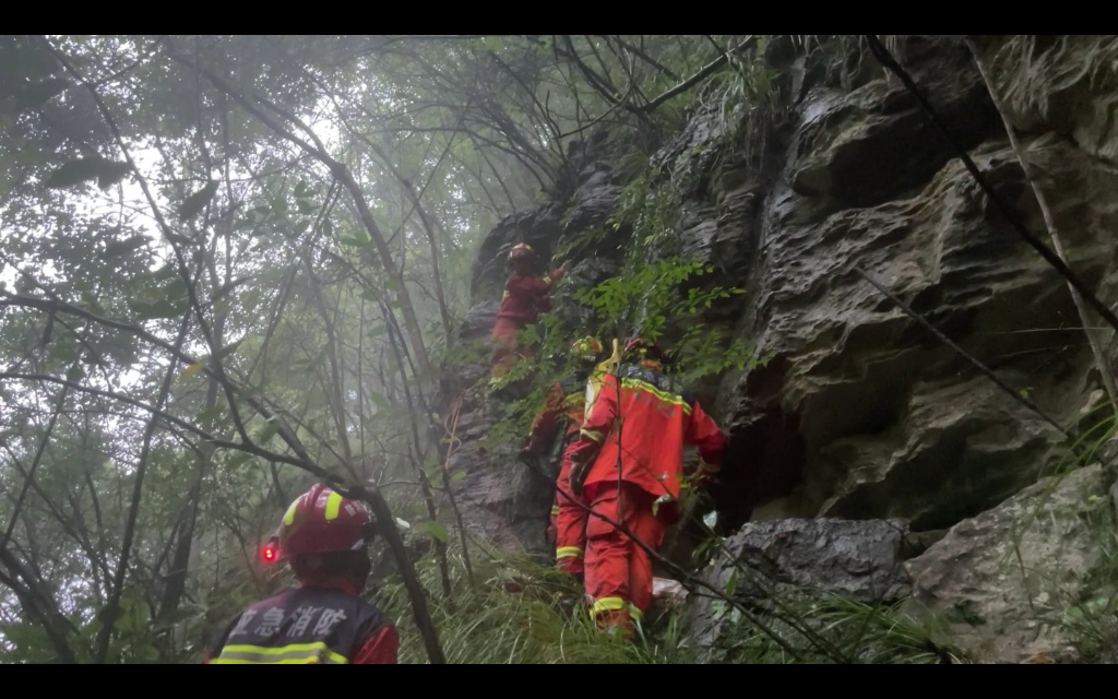 1消防员找到坠崖被困的两人。丰都县消防供图 华龙网-新重庆客户端 发