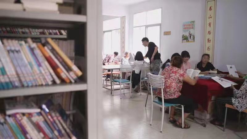 村民在金龙文化大院内阅读。受访者供图 华龙网-新重庆客户端发