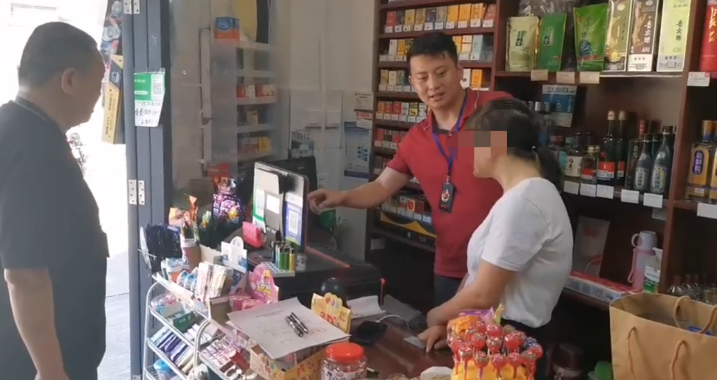 执法人员查看店铺的监控视频，固定证据。重庆市烟草局专卖处供图 华龙网-新重庆客户端 发