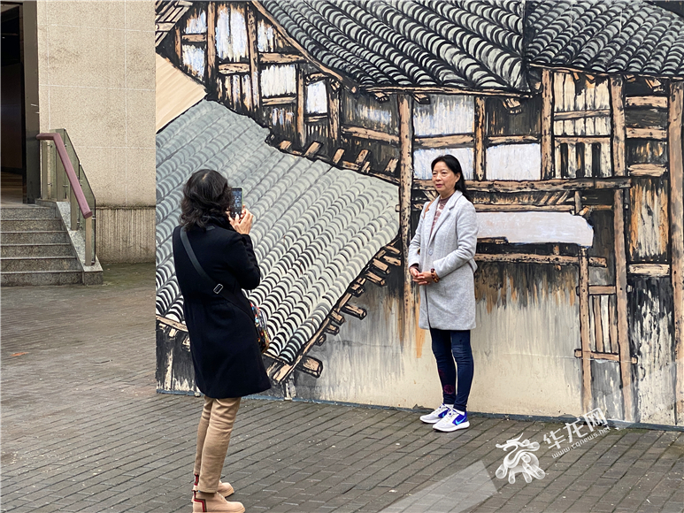 市民在巨型壁画前打卡留念   华龙网-新重庆客户端记者  刘钊 摄