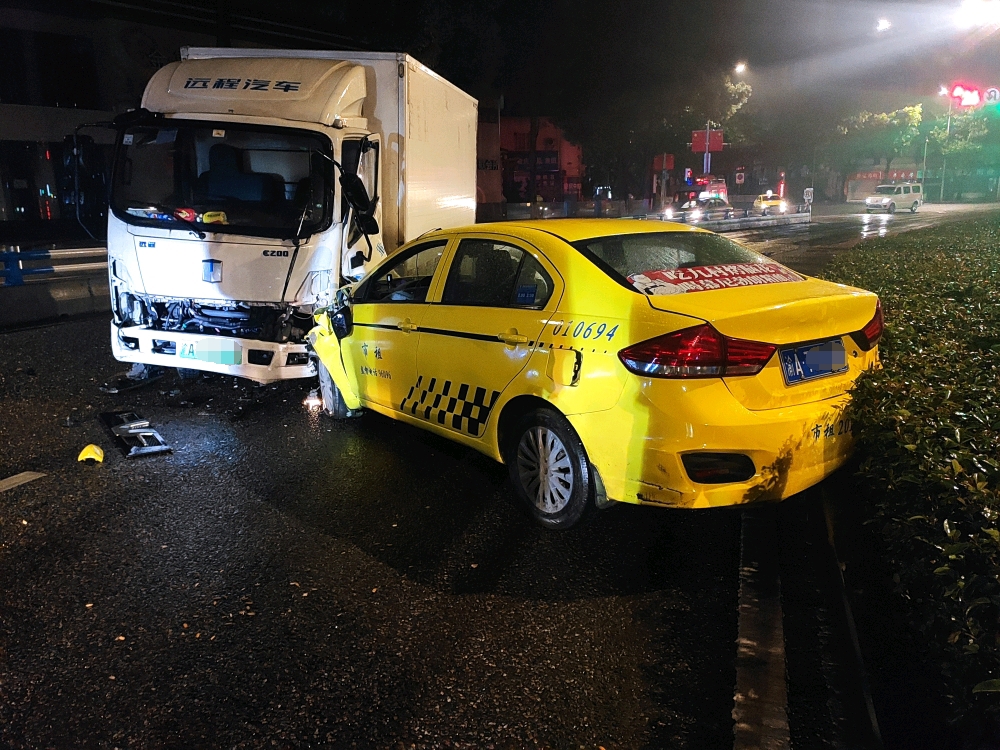 1事故导致出租车驾驶员肖某受伤。沙坪坝区警方供图 华龙网-新重庆客户端 发