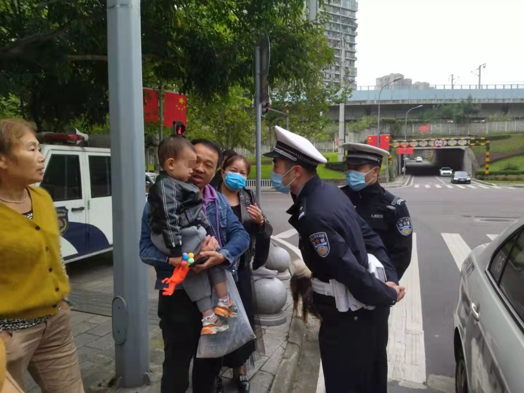 0报警人黄先生抱着男孩，介绍发现男孩的经过。沙坪坝区警方供图 华龙网-新重庆客户端 发