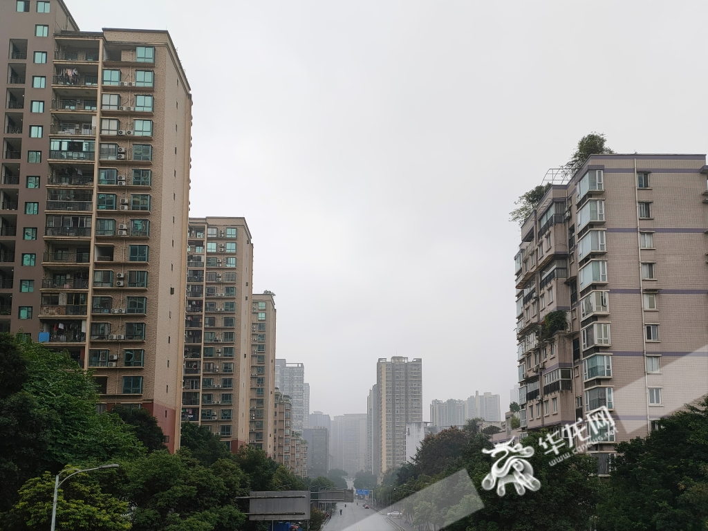 今日重庆阴时有雨，天空中雾气蒙蒙。华龙网-新重庆客户端 葛彧 摄