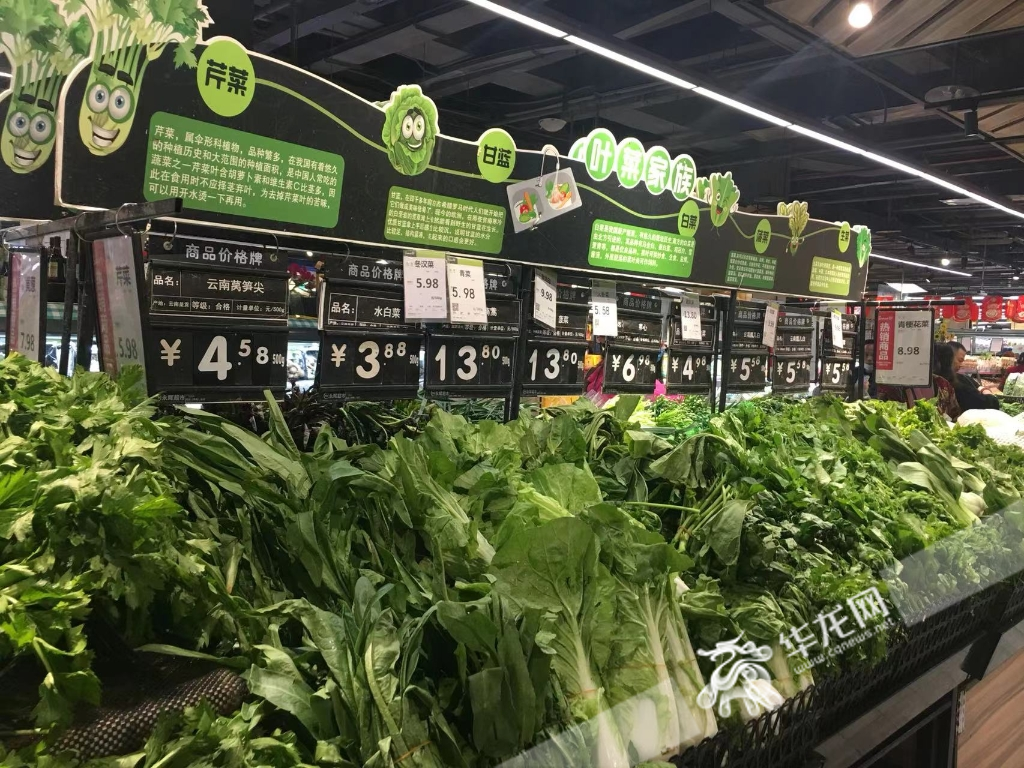 超市里的绿叶菜价格有所上涨，菠菜、茼蒿13.8元/斤 。华龙网-新重庆客户端 王梅 摄