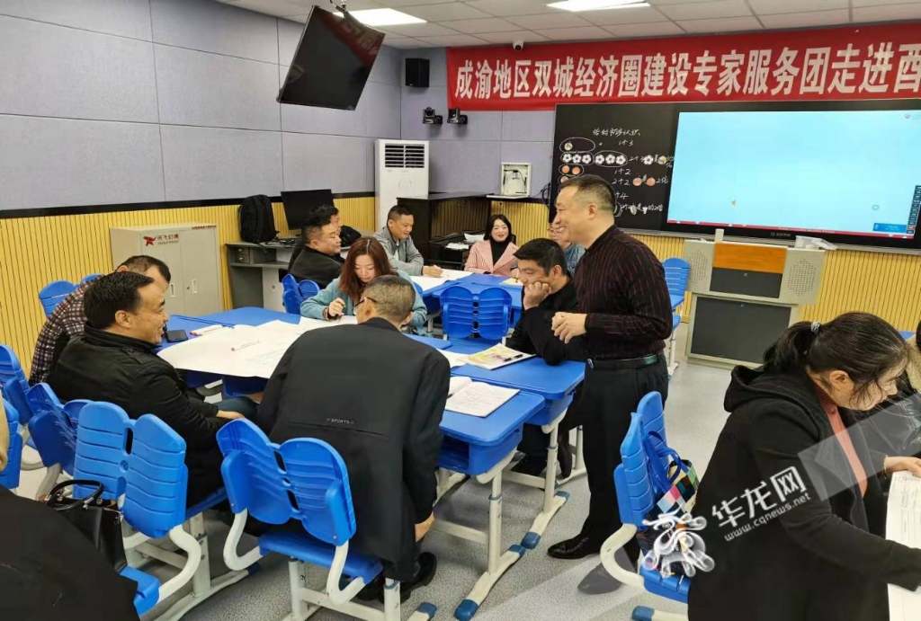 严昌兵在花田乡小学开展课堂教学分享。重庆市专家服务中心 供图