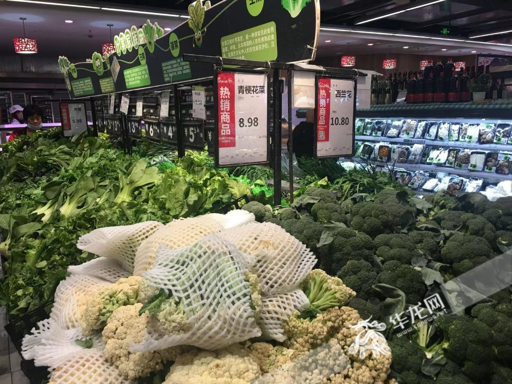 超市里的绿叶菜价格有所上涨，西兰花10.8元/斤 。华龙网-新重庆客户端 王梅 摄