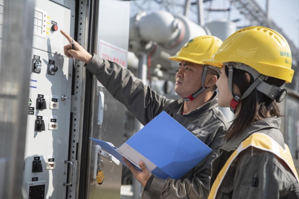 10月27日，国网重庆电力员工对牵引站供电工程设备进行巡视检查。通讯员 邓毅 摄