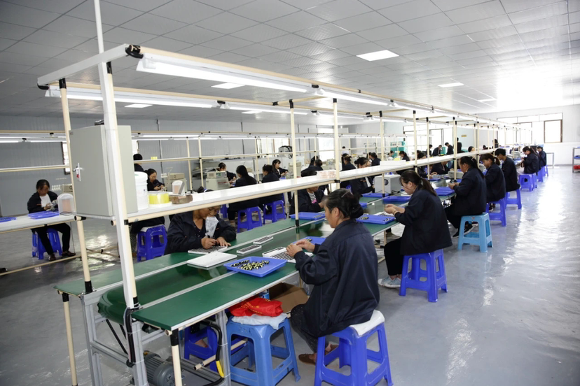 就业后的工人们正在生产线工作。重庆市人力社保局 供图 华龙网-新重庆客户端 发
