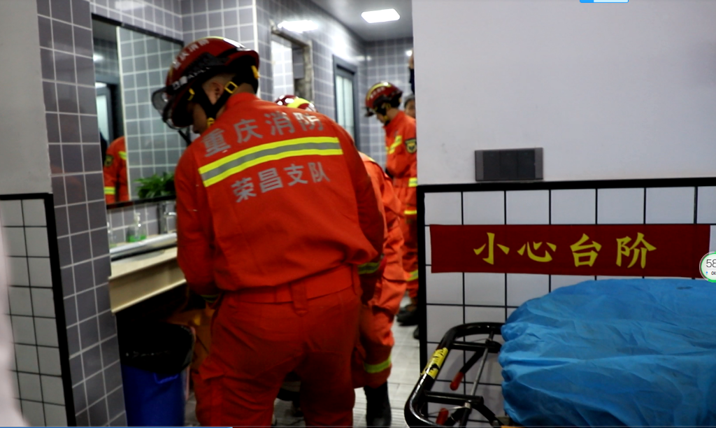 2将昏倒女员工抬到120急救车。荣昌区消防供图 华龙网-新重庆客户端 发