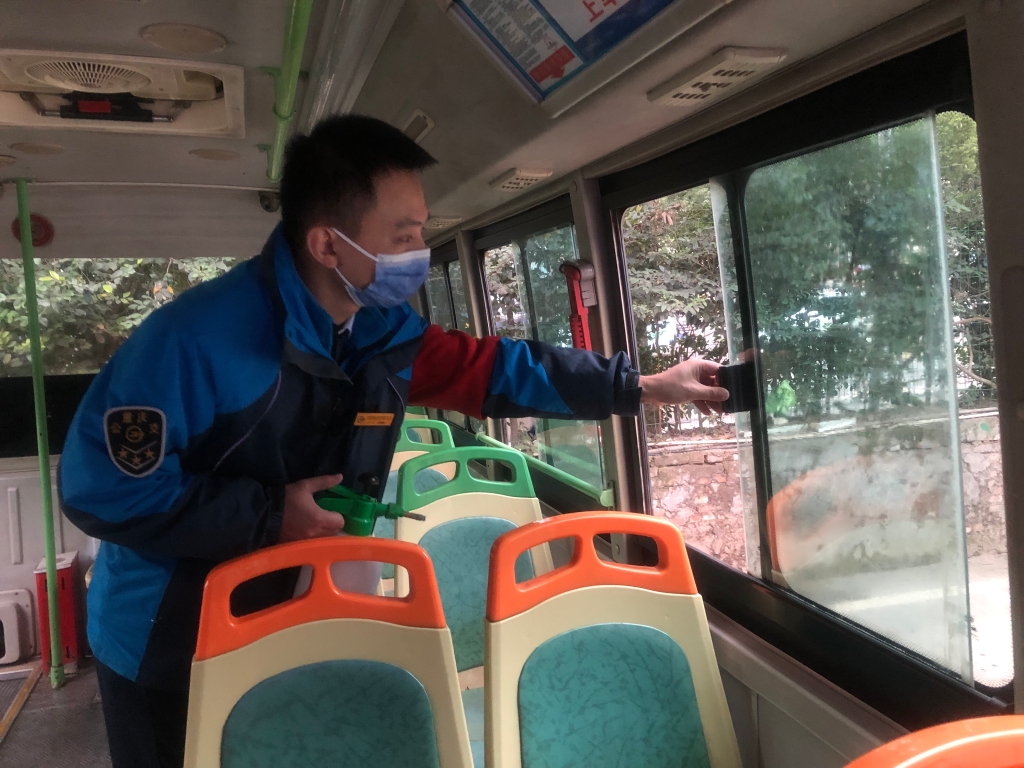 驾驶员在做车内消杀   南部公交供图 华龙网-新重庆客户端 发